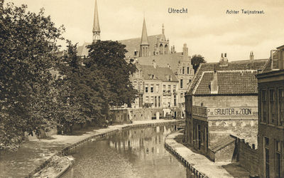 1868 Gezicht op de Oudegracht te Utrecht uit het zuidoosten met rechts de Werf aan de Twijnstraat.N.B. De straatnaam ...